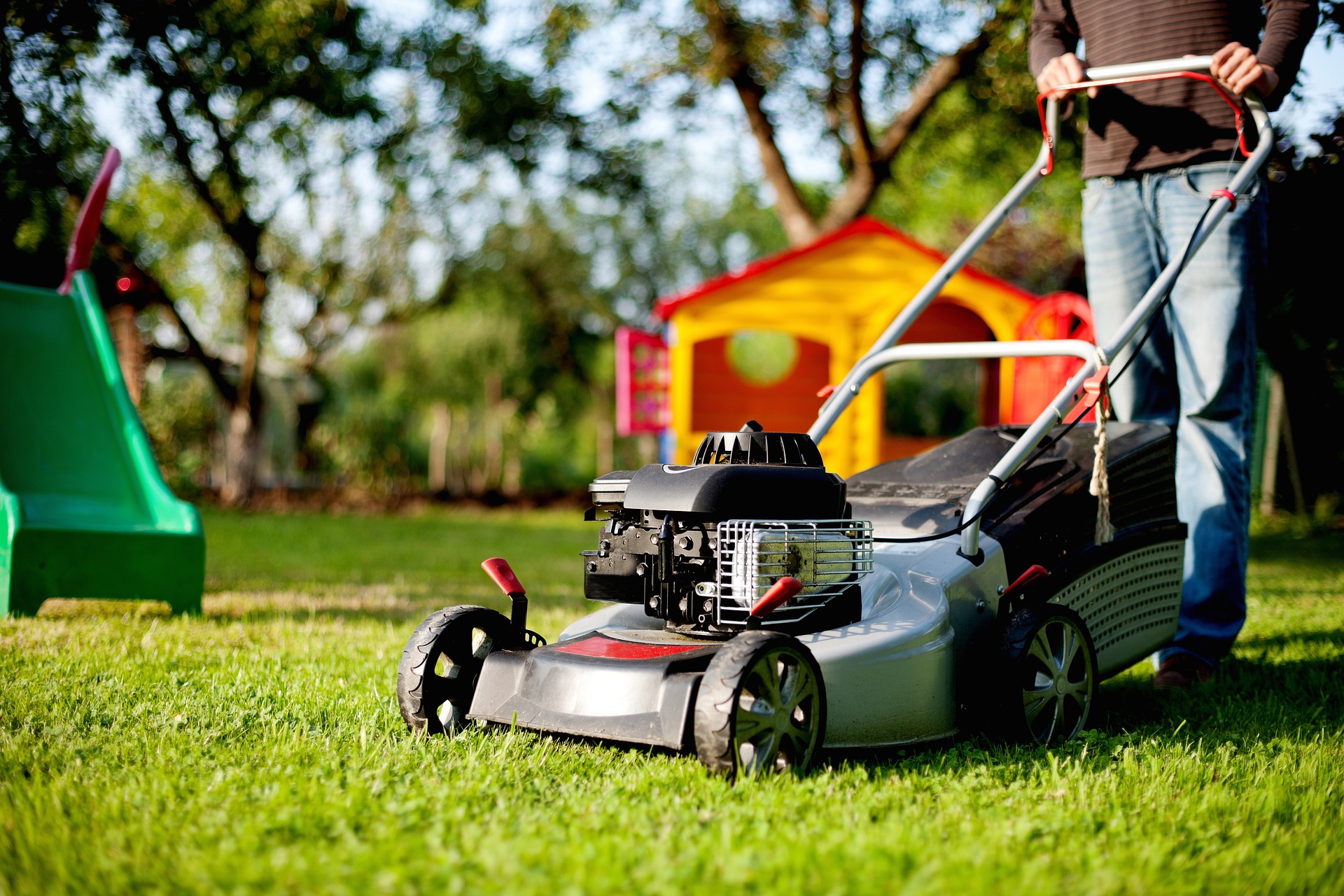 lawn-mower-cutting grass push power mower to cut grass